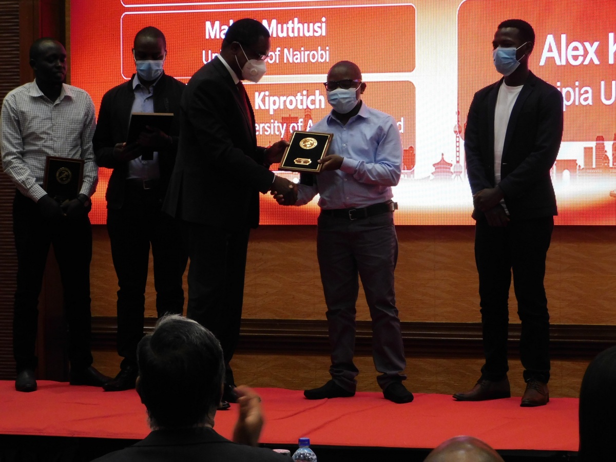 Maluki Muthusi receiving  his award 